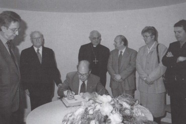 Jordi Pujol, president de la Generalitat, signant en la inauguració del Museu de l’Art de la Pell el 30 de març de 1996 (Fons del Museu de l’Art de la Pell)