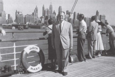 Andreu Colomer i Munmany a bord del vaixell Quenn Mary en un viatge de negocis a Nova York (Fons del Museu de l’Art de la Pell)