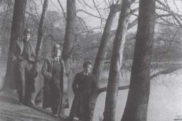 Andreu Colomer amb Bernat Ylla i un altre amic durant el seu exili a Bèlgica (Fons de la família d’Andreu Colomer i Munmany)